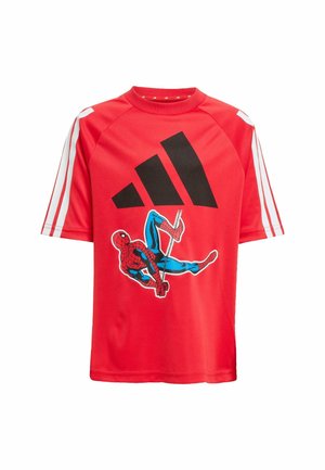 Rød atletisk T-shirt lavet af letvægtsstof, med et stort sort Adidas-logo og et Spider-Man grafik i blåt og rødt. Hvide striber på ærmerne.