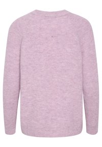 Ljuslila stickad tröja med rund halsringning, långa ärmar och en mjuk textur. Har en ribbad fåll och mudd, vilket visar ett subtilt mönster.