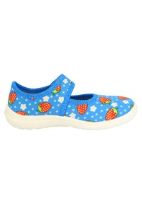Blaue Stoffschuhe mit einem Erdbeer- und Blumenmuster, ausgestattet mit einer weißen Gummisohle und einem elastischen Riemen für einen sicheren Sitz.