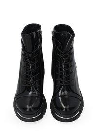Schwarze Lackleder-Stiefeletten mit hohem Schaft, runder Spitze, schnürbarem Vorderteil, seitlichem Reißverschluss und einer klobigen schwarzen Sohle mit einem silbernen Akzent.