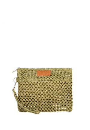 Pochette tissée vert olive avec bracelet, fermeture éclair et étiquette rectangulaire en cuir beige sur le haut devant.