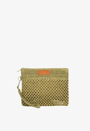 Pochette tissée vert olive avec bracelet, fermeture éclair et étiquette rectangulaire en cuir beige sur le haut devant.