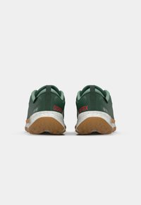 Nike Performance JUNIPER - Løbesko trail - fir/light silver/desert ochre/bright crimson/clay green/college grey