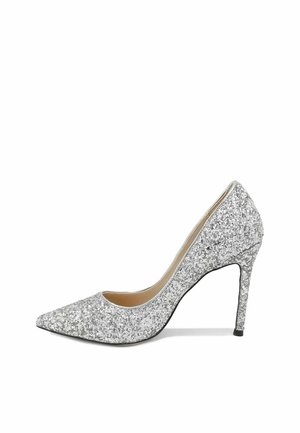 Hopeat glitterkorkokengät, joissa on terävä kärki, kiiltävä pinta ja sulavalinjainen siluetti, joissa on ohut stiletto-korko.