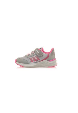 Zapatilla deportiva gris con acentos rosas, que cuenta con parte superior de malla, suela acolchada y correa ajustable para un ajuste seguro. Suela texturizada.