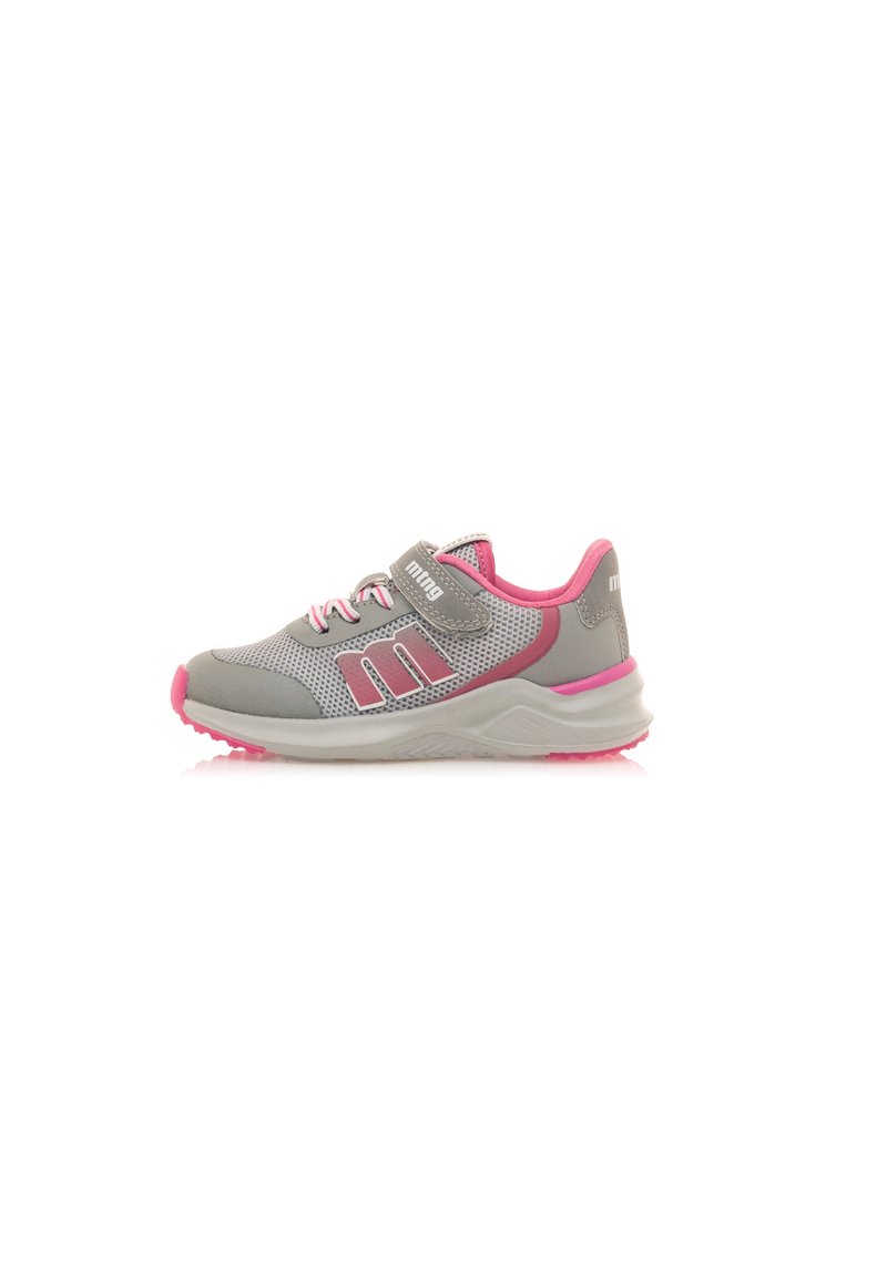 Zapatilla deportiva gris con acentos rosas, que cuenta con parte superior de malla, suela acolchada y correa ajustable para un ajuste seguro. Suela texturizada.