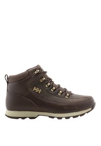 Bota de senderismo de cuero marrón con cuello acolchado, herrajes en tono dorado y suela texturizada; presenta un logo en el lateral y un sistema de cordones.