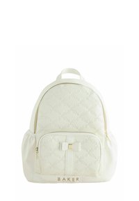 Sac à dos blanc avec un design matelassé, des accessoires en or, une poche avant avec un accent en nœud et le nom de la marque "BAKER" à la base.