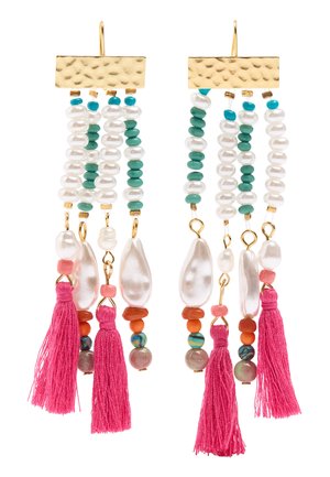Złote prostokątne kolczyki z zwisającymi pasmami białych pereł, zielonych koralików, wielobarwnych kamieni i jaskraworóżowych chwostów.