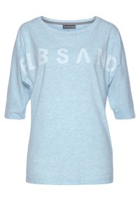 Helles blaues, kurzärmeliges T-Shirt mit weit geschnittenem Ausschnitt; hat weißen "ELBSAND"-Text, der quer über die Vorderseite gedruckt ist; weicher Stoff.