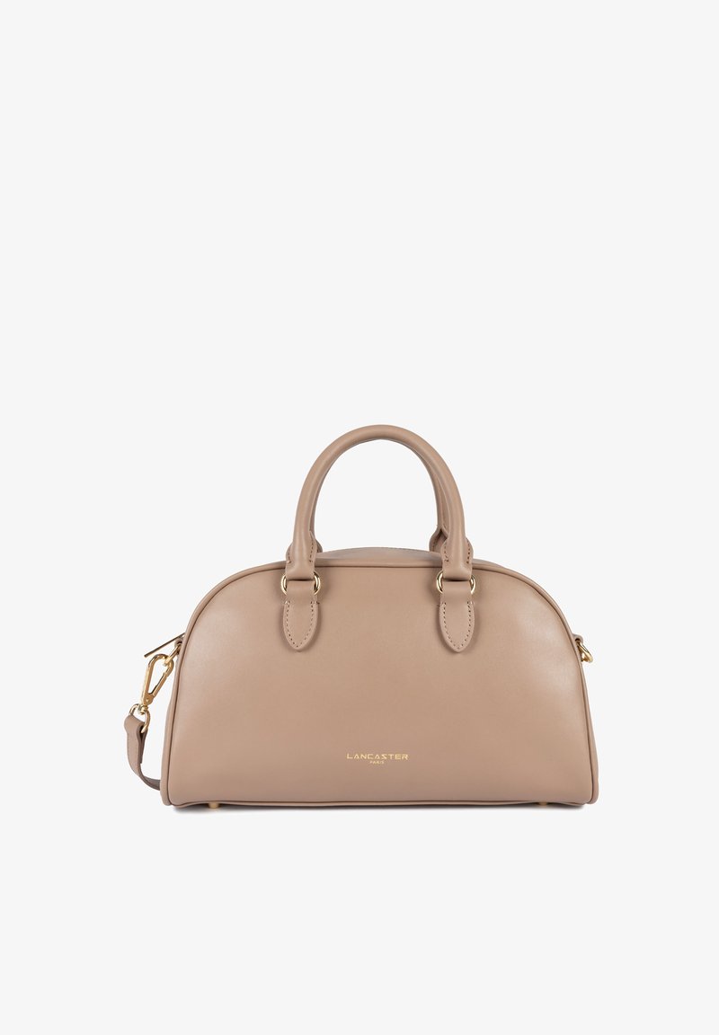 Sac à main en cuir beige de forme arrondie, avec deux poignées, une bandoulière amovible et des accents en matériel doré. Logo "Lancaster Paris" à l'avant.