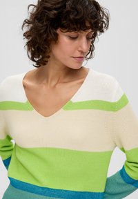 Sweter z dzianiny z dekoltem w serek, z poziomymi paskami w kolorze kremowym, zielonym i niebieskim. Lekka tekstura i luźny krój.