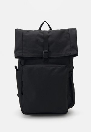 Mochila preta feita de tecido durável, com fecho de topo rolável, alças ajustáveis, múltiplos bolsos exteriores e um design elegante e minimalista.