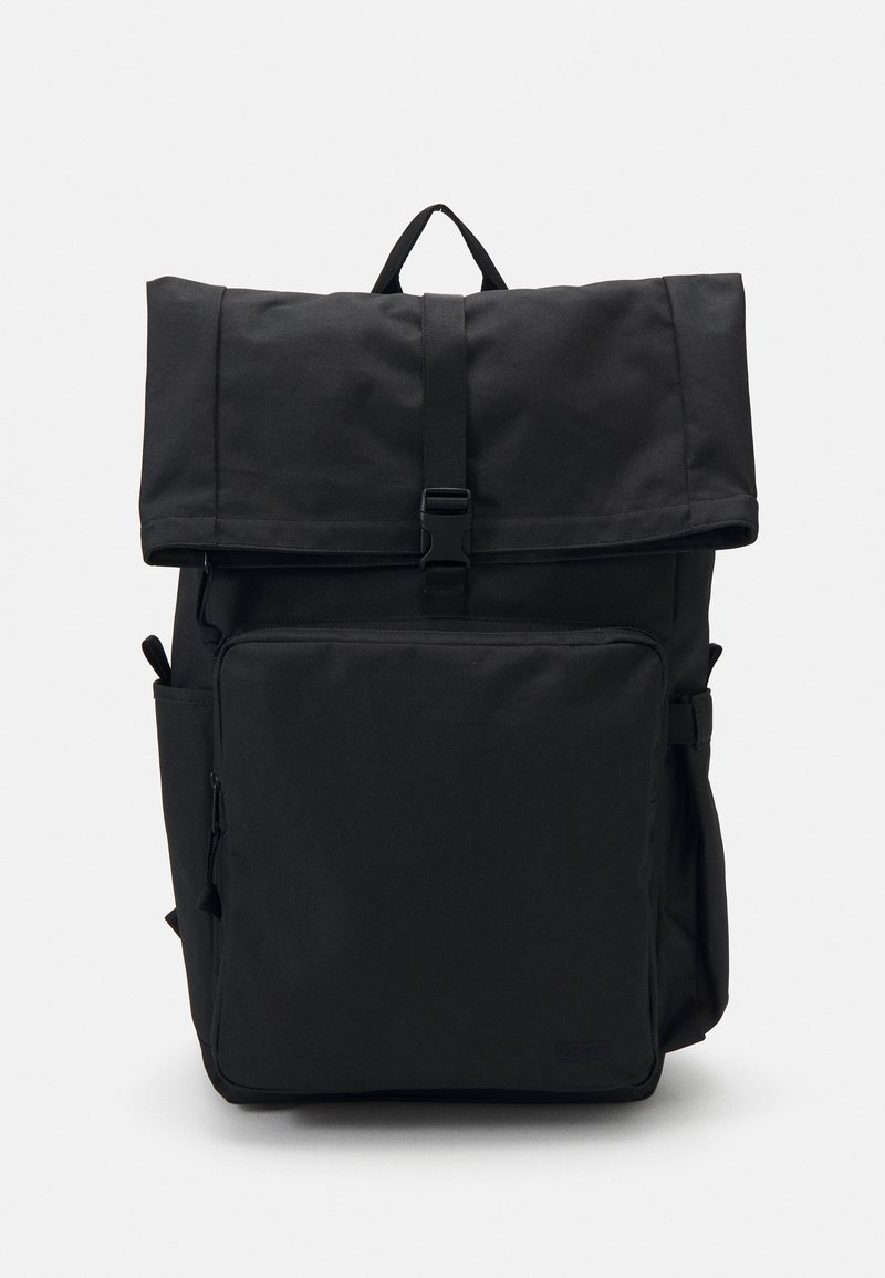 Schwarzer Rucksack aus strapazierfähigem Material, mit rollbarem Verschluss, verstellbaren Trägern, mehreren Außentaschen und einem schlanken, minimalistischen Design.