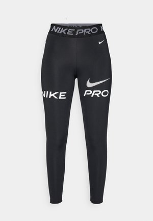 Zwarte Nike Pro leggings met een strakke pasvorm, elastische tailleband met de tekst "NIKE PRO" en een groot wit "NIKE" logo op het linkerpunt.