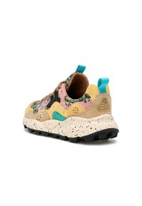 Sneaker multicolori caratterizzati da un mix di suede e tessuto. Base beige con accenti verdi, rosa e neri; suola testurizzata con design maculato.