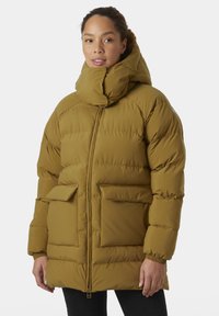 Chaqueta de plumas verde oliva con cuello alto, cierre de cremallera y dos bolsillos de parche en la parte delantera; cuenta con puños acanalados y una textura acolchada.
