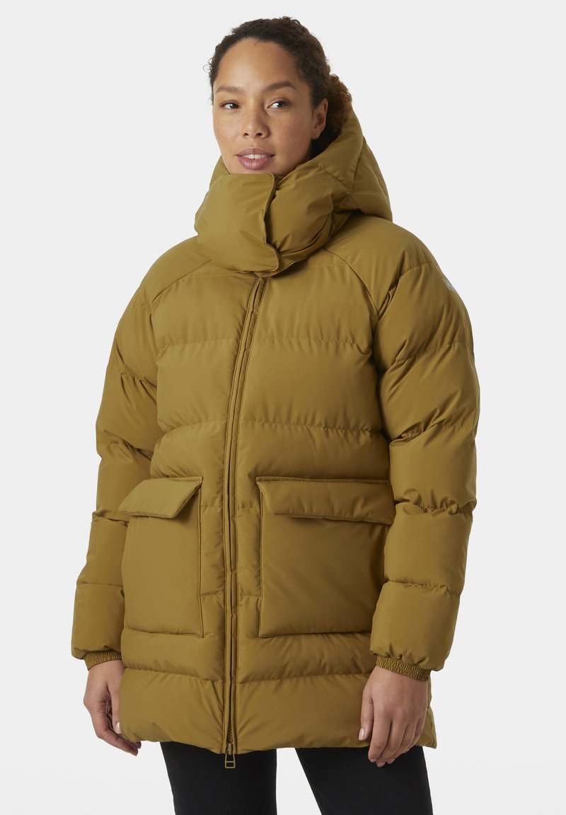 Chaqueta de plumas verde oliva con cuello alto, cierre de cremallera y dos bolsillos de parche en la parte delantera; cuenta con puños acanalados y una textura acolchada.