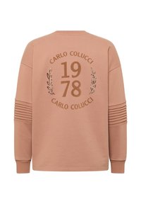 Sweatshirt rose poussiéreux, avec des accents côtelés aux manches, impression au dos avec "CARLO COLUCCI 1978" en marron et des tiges de laurier décoratives.