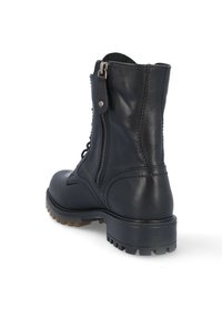 Botín negro de cuero hasta el tobillo con cremallera trasera, parte delantera con cordones, punta redondeada y suela de goma texturizada. Presenta detalles de costuras.