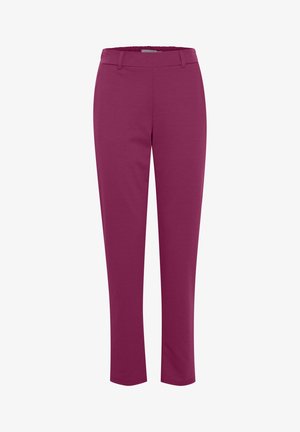 Pantalon ajusté et fuselé de couleur framboise vive, confectionné en tissu doux avec une texture lisse et une ceinture plate pour un look élégant.