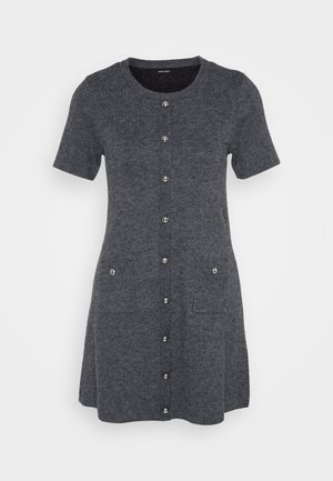 Vestido de punto corto de manga corta gris oscuro con botones plateados en la parte delantera y dos pequeños bolsillos delanteros.