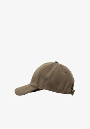 Gorra de béisbol marrón con visera curva y correa ajustable sobre fondo blanco, vista desde un ángulo lateral.