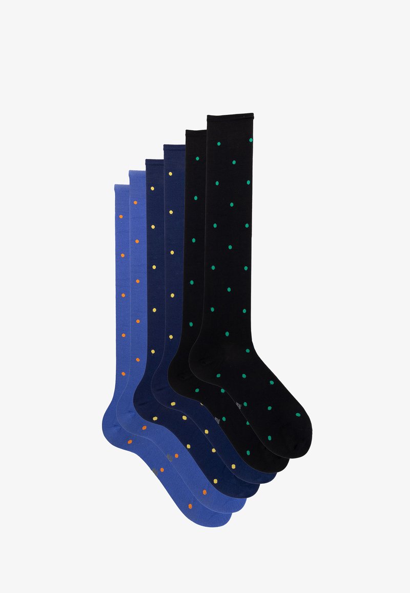 Collezione di quattro paia di calze fino al ginocchio in tonalità di blu e un paio nero, con pois a contrasto in arancione e verde.