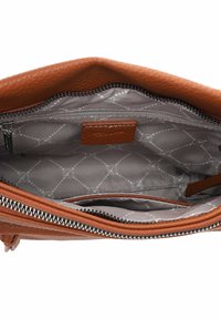 Braune Ledertasche mit einem glatten, grauen Futter im Diamantmuster, einem Reißverschlussfach und einem kleinen Etikett.