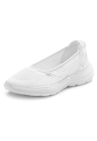 Weiße Slipper-Schuhe mit einem atmungsaktiven Mesh-Obermaterial, strukturiertem Oberfläche, Gummisohle und einer dekorativen Kettenakzent an der Seite.