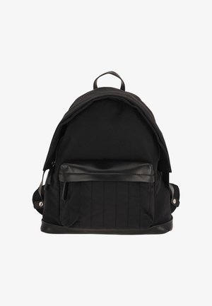 Mochila negra con cuerpo de tela texturizada, parte inferior de cuero liso y un bolsillo frontal con cremallera. Cuenta con correas ajustables y un asa superior.