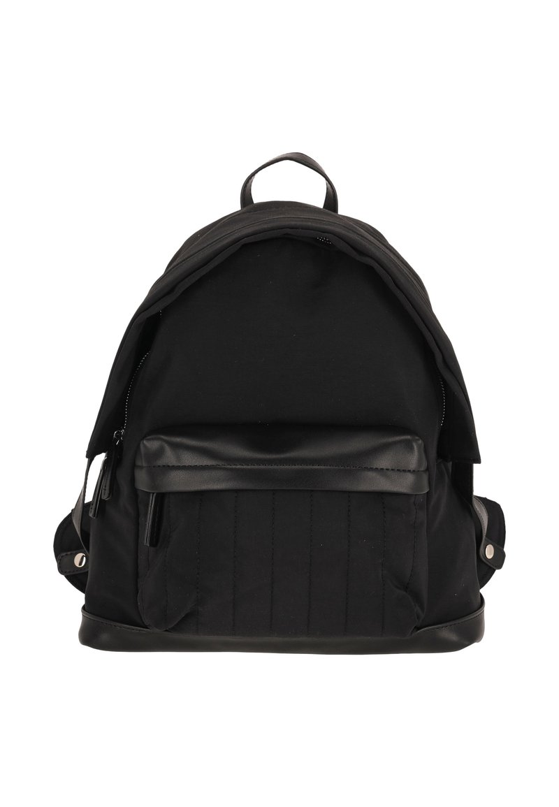 Rucsac negru cu corp din material texturat, bază netedă din piele și buzunar frontal cu fermoar. Dispune de bretele reglabile și mâner superior.