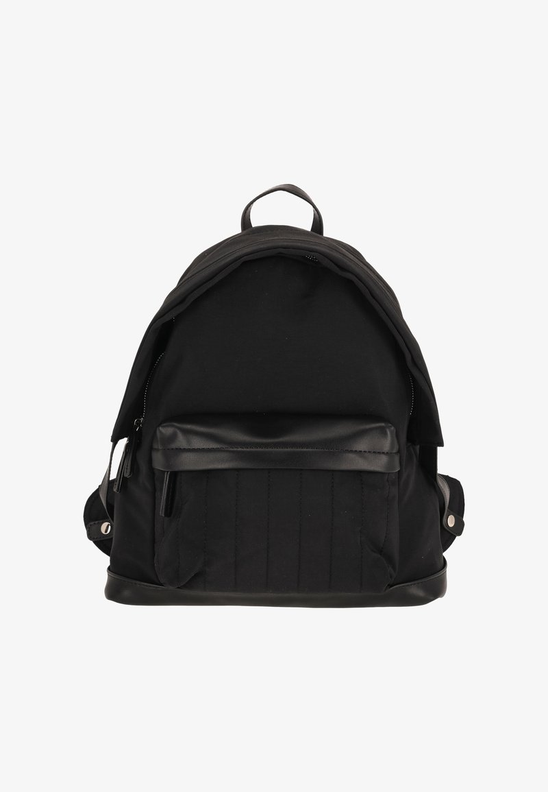 Rucsac negru cu corp din material texturat, bază netedă din piele și buzunar frontal cu fermoar. Dispune de bretele reglabile și mâner superior.