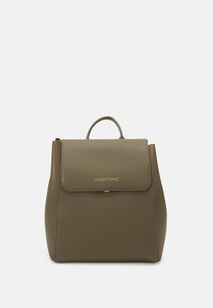 Olijfgroene, korrelige leren Valentino-rugzak met bovenhandvat en voorflap met goudkleurig logo gegraveerd.