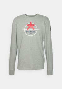 Graues langärmliges T-Shirt aus Baumwolle. Enthält ein rotes Grafikdesign des Eiffelturms und "PARIS" in Blau, mit einem Nike-Logo auf dem Ärmel.
