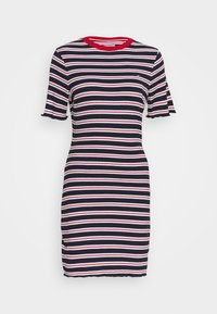 Robe rayée en bleu marine, rouge et blanc. Texture côtelée, manches courtes avec bords froncés, et col rond. Design ajusté.