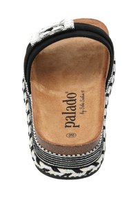 Sandale noire à semelle texturée, avec une boucle décorative en argent et un détail de sangle tissée en noir et blanc.