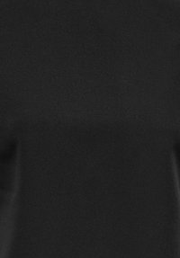 Czarna tkanina o gładkiej, matowej teksturze. Prosty wzór bez widocznych wzorów ani zdobień. Jednolity kolor na całej powierzchni.