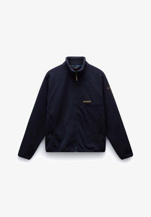 Marineblå fleecejakke med høj krave, fuld lynlås, sidelommer og en lille brystlomme med et logopatch. Blødt, struktureret stof.