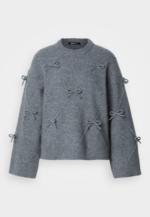 Pilkas megztinis su laisvu siluetu, apvaliu kaklu ir dekoratyvinėmis kaspinėlių siuvinėmis ant priekio ir rankovių. Minkšta, tekstūruota medžiaga.