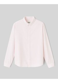 Chemise rose pâle à manches longues avec des rayures blanches verticales, col boutonné et ourlet droit. Confectionnée dans un tissu lisse.