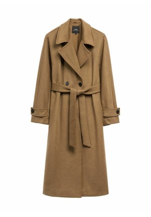 Brązowy wełniany płaszcz z klapowym kołnierzem, dwurzędowym zapięciem i dopasowanym paskiem. Ma czarne guziki i podwinięte mankiety.