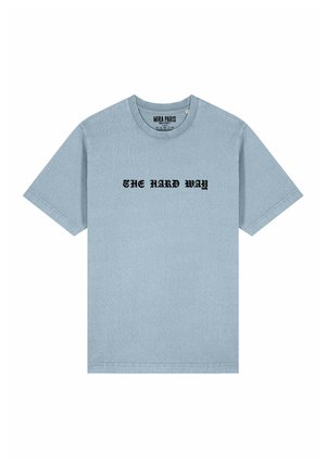T-shirt di cotone azzurro chiaro con maniche corte, scollatura rotonda e testo nero "THE HARD WAY" centrato sulla parte anteriore.
