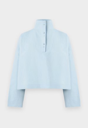 Lichtblauwe cropped shirt met een hoge kraag, lange mouwen en een sluiting met vijf knopen aan de achterkant. Gemaakt van een gladde, lichte stof.