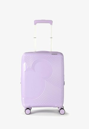 Lila Hartschalenkoffer mit wellenförmigem Muster und Mickey-Mouse-Silhouette; ausgestattet mit einem Teleskopgriff und vier Rollen für einfache Mobilität.