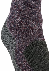 Skarpetki dziane z ciemnoszarym piętą i palcami, z teksturowanym burgundowym i granatowym ciałem, podkreślającym tkany wzór i różnorodne przeszycia.