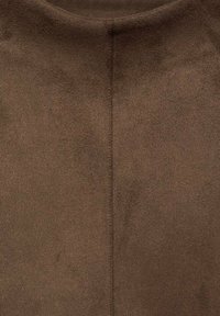 Textil brun cu un finisaj neted, mat. Prezintă o cusătură centrală care se întinde vertical pe mijloc. Design moale, simplu, fără modele.