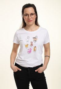 Biała bawełniana koszulka z nadrukami przedstawiającymi różnokolorowe i różniące się stylami koty kreskówkowe, z tekstem identyfikującym każdą postać pod obrazkami.