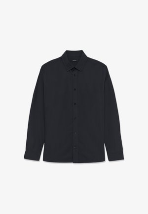 Črna srajca z dolgimi rokavi in gumbi, narejena iz gladkega blaga. Ima klasičen ovratnik, gumbe spredaj in manšete na rokavih. Brez vzorcev ali poudarkov.