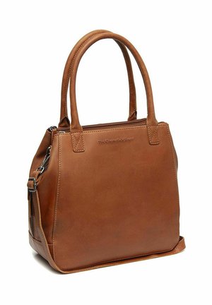 Bolso de mano de cuero marrón con dos asas, una correa de hombro desmontable y cierre de cremallera, con la marca "The Chesterfield Brand".